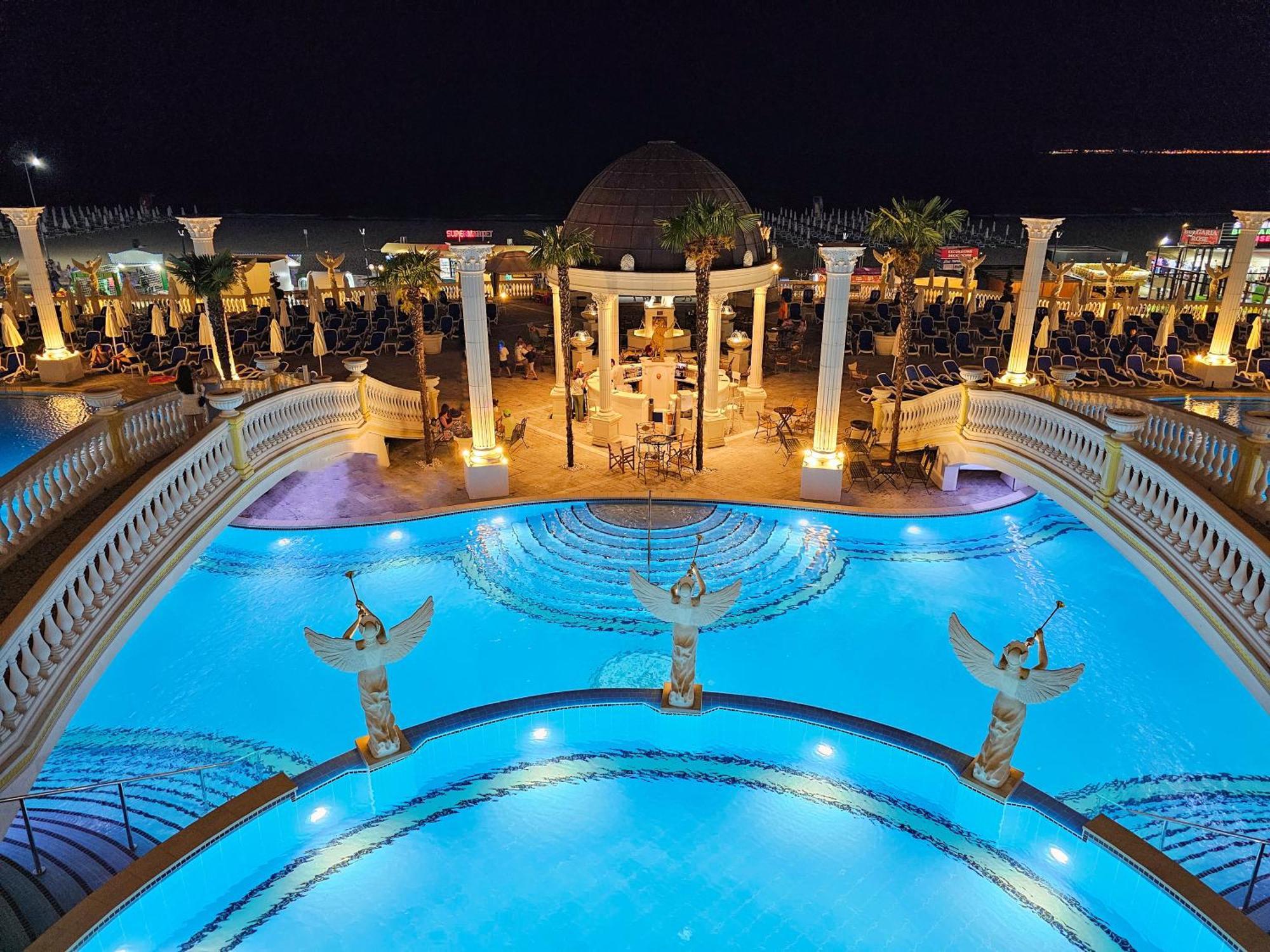 Imperial Palace Hotel ساني بيتش المظهر الخارجي الصورة The pool at the Royal Towers